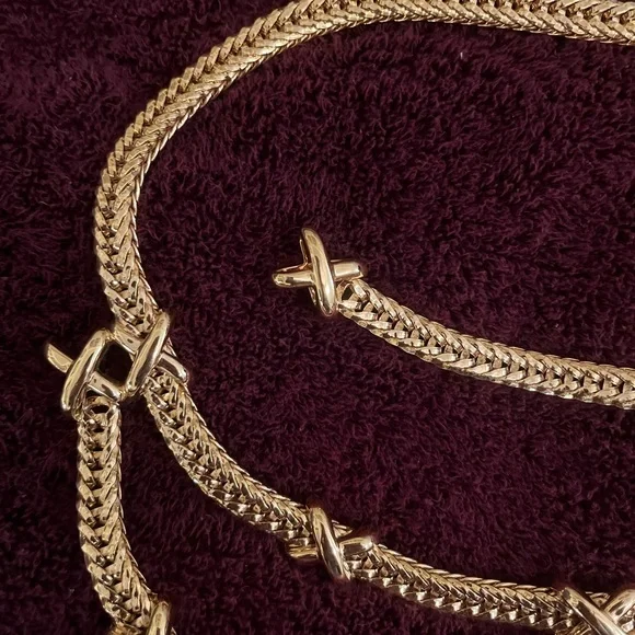 🚫SOLD🚫 Vintage St. John Gold Tone Belt. Very Heavy With No Signs Of Wear! - Picture 3 of 6